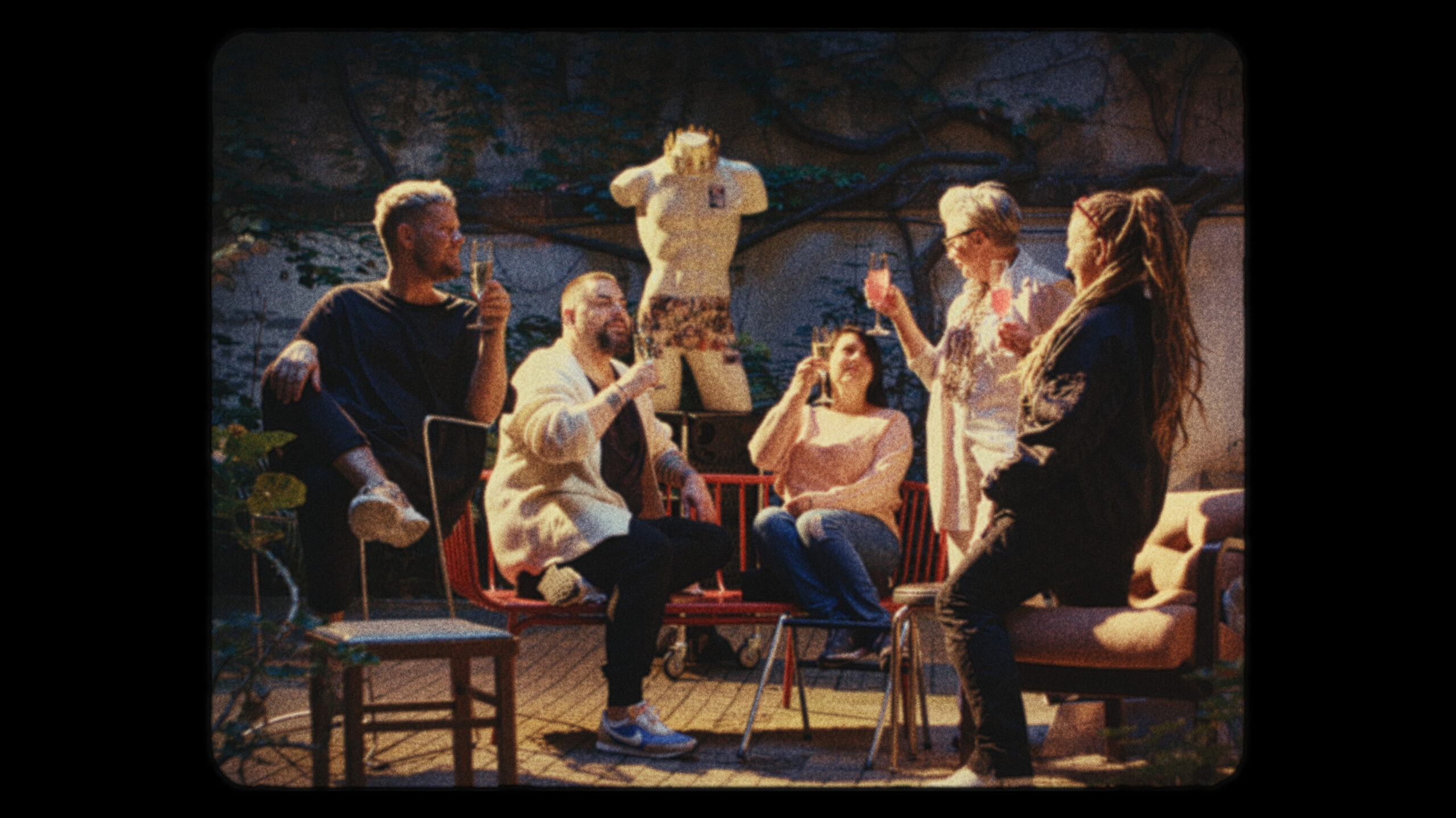 Zweischneidig Team beim Feiern